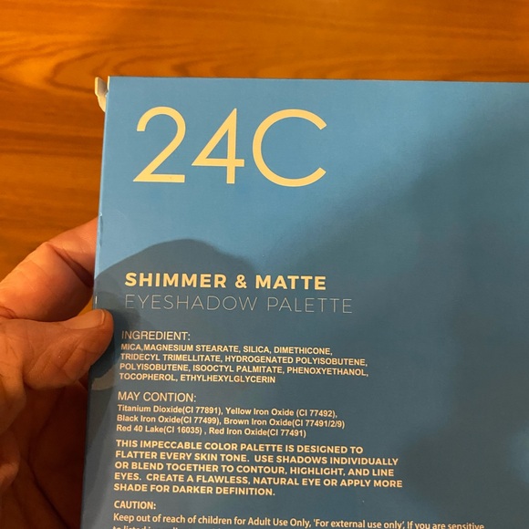 Beyond Shimmer & Matte Eyeshadow Palette 24 C - Picture 9 of 13